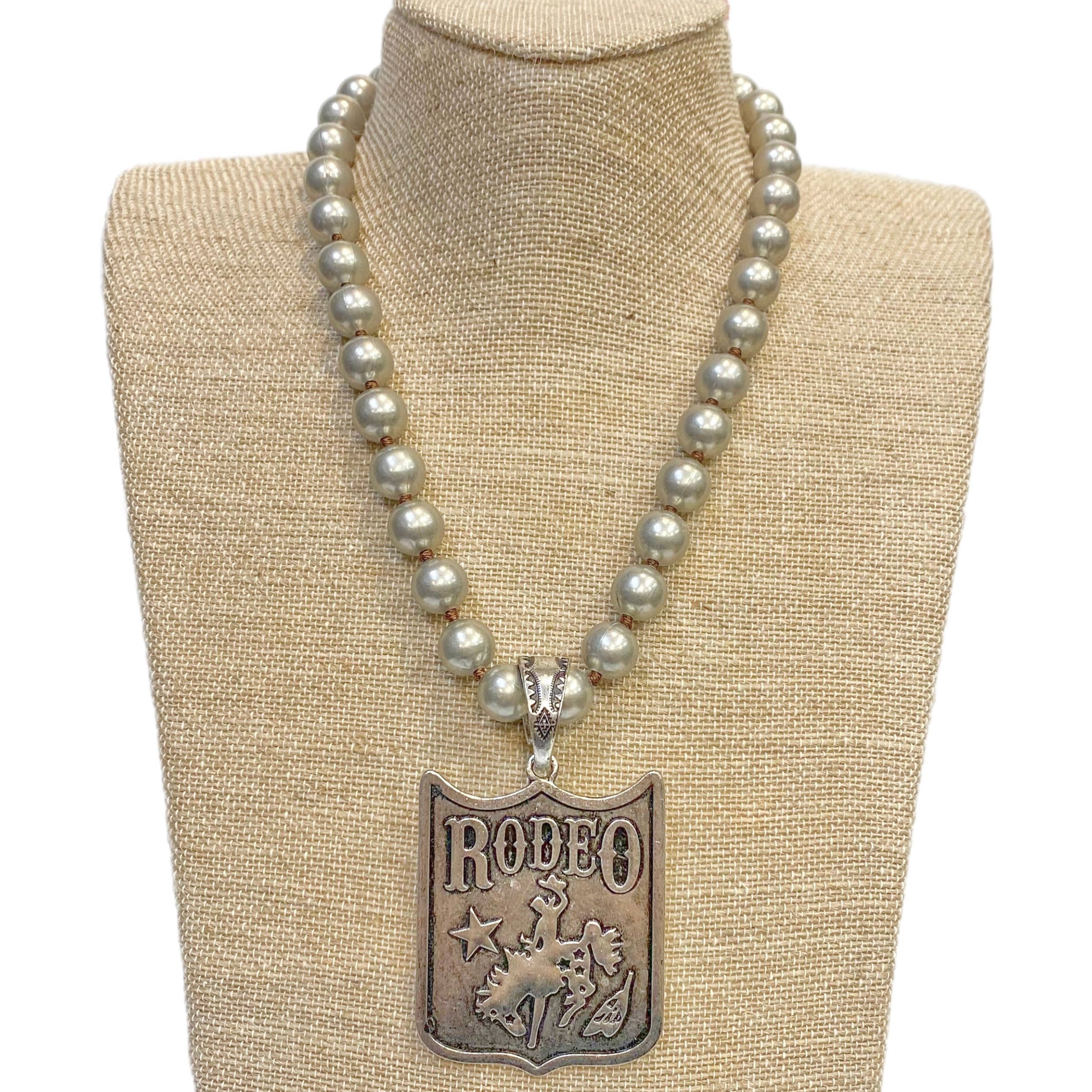 Rodeo Pendant Pearl Necklace